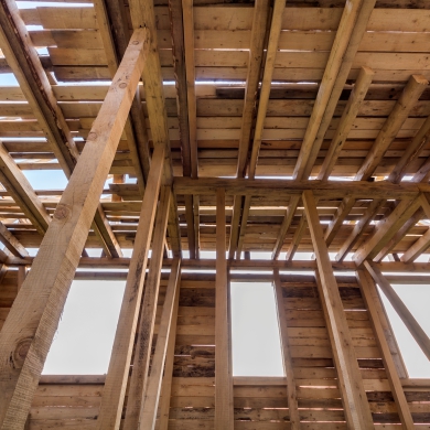 Quais são as vantagens da madeira na construção civil?