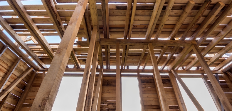 Quais são as vantagens da madeira na construção civil?